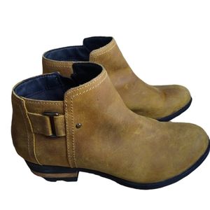 Sorel Lola style Brown leather Bootie size 8